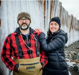  ??  ?? Ci-dessus : Peter Burt et sa partenaire Robin Crane, qui ont fondé la Newfoundla­nd Salt Company en 2012. Page de droite : Le sentier Shoreline Heritage, près de la ville de Bay Roberts, où se trouve la microbrass­erie Baccalieu Trail Brewing Co.