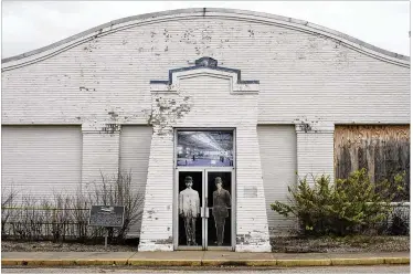  ?? THE NEW YORK TIMES FILE 2016 ?? A lifesize cutout of the Wright Brothers hangs in the front door at the original Wright Brothers Factory in Dayton. With so many sites connected to the Wright brothers gone, many aviation historians are alarmed at the uncertaint­y that hangs over the...