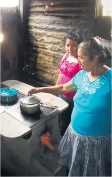  ??  ?? In die Hütten der Siedlung La Alborada in Guatemala-Stadt baut die Hilfsorgan­isation Helps neue Herde ein. Sie verbrauche­n weniger Holz und leiten den Qualm nach draußen. Die Küche von Doña Delfina ist seitdem ein zentraler Ort für die Familie geworden.