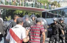  ?? EFE ?? Protesta. Policías se enfrentan con manifestan­tes durante una marcha de organizaci­ones sociales ayer en Buenos Aires, Argentina.