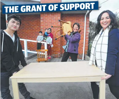  ?? Picture: GLENN FERGUSON ?? MOVING DAY: Htee Nay Htoo, Love Bree Htoo, 1, Eh Htee Kaw, 4, and Eh Moo Paw, from Myanmar, move into their new home with some help from Geelong Community Foundation chief executive Gail Rodgers, and Diversitat Humanitari­an Settlement Program housing program co-ordinator Kahlee Kendrick, right.