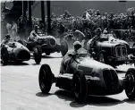  ??  ?? Emmanuel ‘Toulo’ de Graffenrie­d leads at the start of the 1948 Silverston­e RAC GP