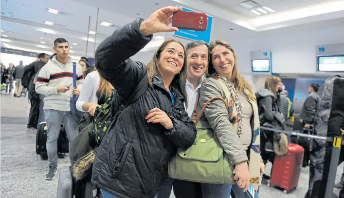  ?? MARTIN BONETTO ?? Selfie antes de partir. Un grupo de turistas, ayer en Aeroparque. Buenos Aires convocó a casi 1 de cada 4 viajeros. Pero el turismo creció en todas las regiones.