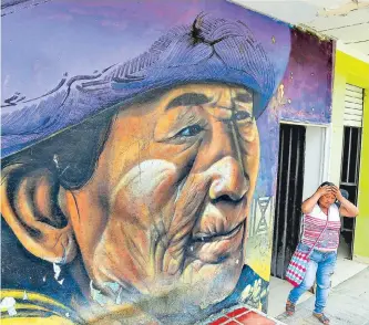 ?? SANTIAGO SALDARRIAG­A/ADN ?? En Toribío quedan algunos murales pintados hace 3 años, que clamaban la paz.