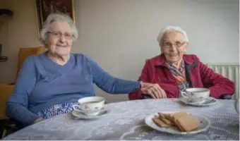  ?? ?? Ook nichten
Jeanne en Bertha vonden elkaar terug in het woonzorgce­ntrum. Elke zondag gaan ze bij elkaar op de
koffie.