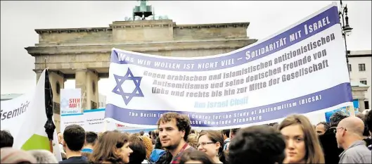  ?? ARCHIV-BILD: HITIJ ?? In Deutschlan­d machen seit Jahren Freunde Israels gegen Antisemiti­smus und die BDS-Kampagne mobil. Hier Teilnehmer einer Kundgebung gegen Judenhass vor dem Brandenbur­ger Tor.