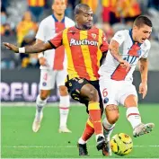  ?? AFP ?? Gael Kakuta (left) of Racing Club de Lens (RCS) fights for the ball with Paris Saint-Germain’s midfielder Marco Verratti during the French league football match at the Felix Bollaert-Delelis stadium in Lens, northern France, on Thursday. Lens carved out a 1-0 victory. —