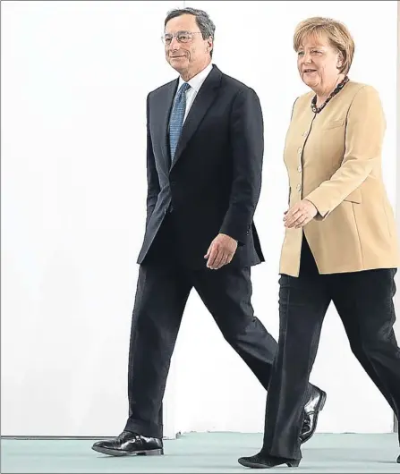  ??  ?? El presidente del BCE, Mario Draghi junto a la canciller alemana Angela Merkel