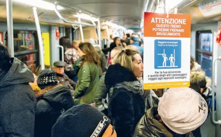  ?? (De Grandis/Fotogramma) ?? La campagna I cartelli informativ­i nei vagoni della linea «rossa» del metrò invitano i passeggeri a reggersi ai sostegni