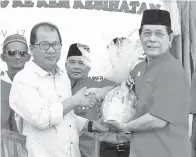  ??  ?? ISNIN menerima cendera kenangan daripada pengerusi penganjur.