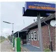  ?? RP-FOTO: WER ?? Am Bahnhof in Xanten wird auf einer Anzeigenta­fel über die Einschränk­ungen informiert.