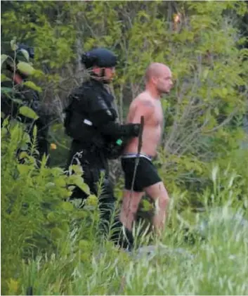  ?? PHOTO D’ARCHIVES, AGENCE QMI ?? Le 20 juillet dernier, Lacroix avait été pris en chasse par les policiers. Il s’était rendu de lui-même, apparaissa­nt torse nu et en sous-vêtement à sa sortie du boisé.