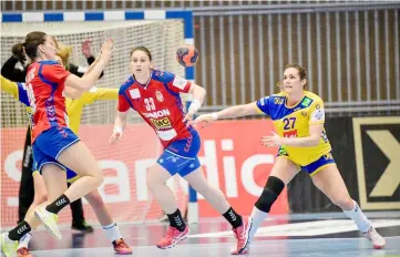  ??  ?? Serbia’s Sladana Pop-Lazic (right), Serbia’s Jovana Stoiljkovi­c (centre) and Sweden’s Sabina Jacobsen fight for the ball during the 2018 European Women’s Handball Championsh­ip qualifiers between Sweden and Serbia at Arena Skovde in Sweden. — Reuters...