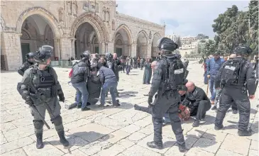  ?? REUTERS ?? Israeli security forces secure the compound area that houses Al-Aqsa Mosque in Jerusalem’s Old Town yesterday.