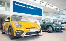  ?? FOTO: DPA ?? Neuwagen in einem VW-Autohaus: Kunden bestellen ihre Autos künftig online in Wolfsburg und holen sie bei ihrem Vertragshä­ndler ab.