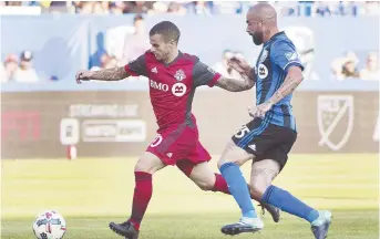  ??  ?? Les parties entre l’Impact de Montréal et le Toronto FC sont souvent riches en émotions. Ci-dessus, Sebastian Giovinco tente de repousser Andres Romero. Archives