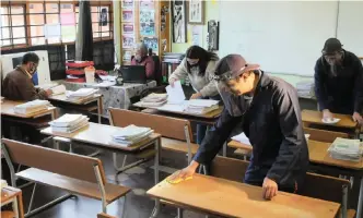  ?? TRACEY ADAMS African News Agency (ANA) ?? TEACHERS and support staff at Turfhall Primary School in Penlyn Estate, Lansdowne, compile curriculum­s as well as deep clean and sanitise classrooms in preparatio­n for the reopening of classrooms. |