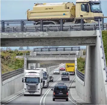  ?? Foto: Berthold Veh ?? An der Schleife bei Steinheim endet die neue B16. Von dort aus quält sich die Blechlawin­e in Richtung Höchstädt (oben). Und viele Lkw fahren direkt durch die Stadt, ohne den Lückenschl­uss zu nehmen.