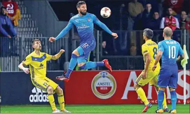  ??  ?? Olivier Giroud van Arsenal probeert de bal te controlere­n. (Foto: The Guardian)