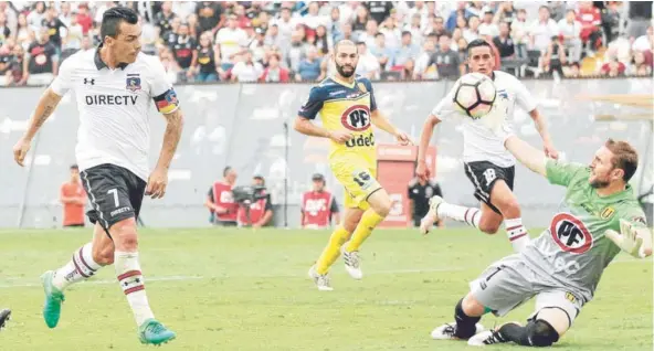  ?? FOTO: PHOTOSPORT ?? ►► Paredes cierra el triunfo de Colo Colo con una exquisita definición ante el portero Muñoz.