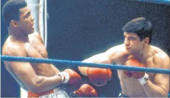  ?? FOTO: DPA ?? Da streckte er ihn nieder: Karl Mildenberg­ers Treffer zeigten auch bei Muhammed Ali (links) Wirkung.