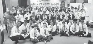  ??  ?? BERSAMA sebahagian daripada pelajar cemerlang Kolej Cosmopoint Melaka yang diraikan.