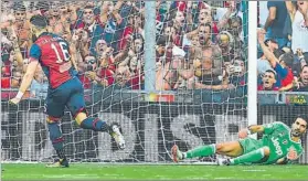  ?? FOTO: EFE ?? Buffon, en el césped tras encajar el penalti de Galabinov en Genoa. Lo concedió el VAR