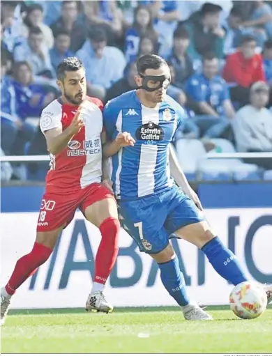  ?? DXT CAMPEÓN/MÓNICA ARCAY ?? David Martín persigue a Lucas Pérez, ayer en Riazor.