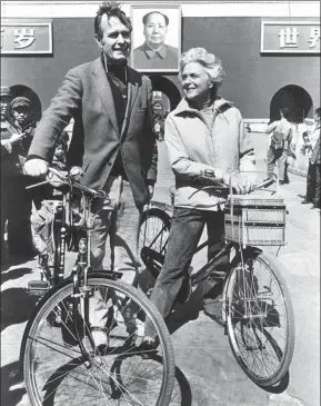  ?? WHITE HOUSE VIA AGENCE FRANCE-PRESSE ?? George H.W. Bush poses with his wife Barbara in Beijing in 1974. Barbara Bush died on Tuesday at the age of 92.