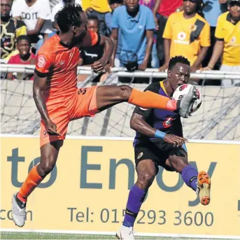  ?? / ANTONIO M U C H AV E ?? Polokwane City player Mpho Mvelase, left, fights for possession of the ball with Kaizer Chiefs player Philani Zulu during their Absa Premiershi­p match at Peter Mokaba Stadium in Polokwane.