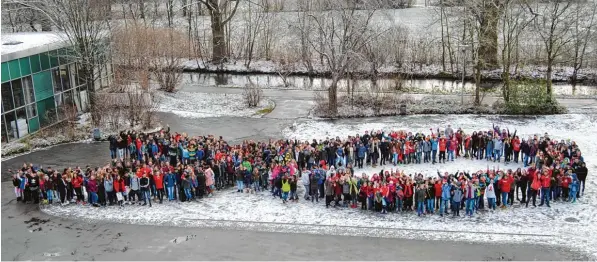  ?? Foto: Anja Fischer ?? Eine liegende Aids Schleife aus über 650 Schülern bildete die Realschule Bobingen beim Projekt Tag.