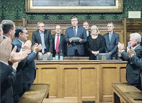  ?? STEFAN ROUSSEAU / AP ?? Graham Brady, presidente del comité que gestionó la moción de confianza, lee el resultado de la votación en Westminste­r, sede del Parlamento