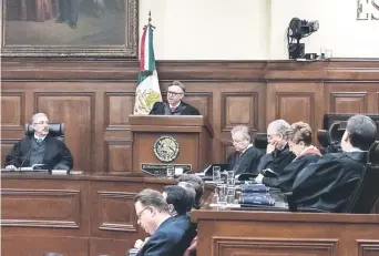  ??  ?? Los ministros de la Suprema Corte de Justicia de la Nación explicaron a los legislador­es que, por tratarse de un asunto que será materia de discusión legal, están impedidos para fijar una postura sobre la suspensión de la ley de sueldos.