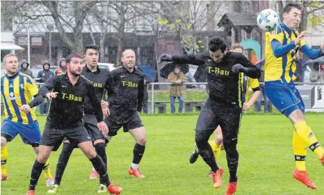  ?? FOTO: HKB ?? Bei heftigem Sturm und Regen sowie zunehmende­r Dunkelheit erzielte Mühlheims Torjäger Maximilian Bell (rechts) nach 30 Minuten den Ausgleich zum 1:1 gegen den Tabellenle­tzten FV Fathispor Spaichinge­n. Stefan Rebholz (links) brachte in der 36. Minute...