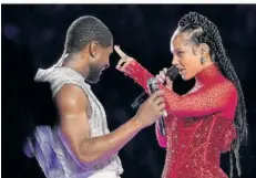  ?? FOTO: CLARY/AFP ?? US-Popstar Usher (links) legte eine furiose Halbzeitsh­ow beim Super Bowl hin, hier im Duell mit Alicia Keys.