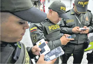  ?? JUAN PABLO RUEDA ?? Los policías empezaron los controles con un dispositiv­o en busca de celulares robados.