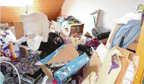  ?? Foto: Josef D. ?? Eine Mieterin hat die Wohnung zugemüllt und in diesem Zustand hinterlass­en. Kühl und Gefriersch­rank sind verschimme­lt, Möbel beschädigt und in einigen Zimmern stapelt sich der Müll.