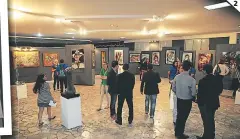  ?? 2 ?? (1) Más de 40 obras en pintura, escultura y fotografía conformaro­n la muestra. (2) La inauguraci­ón convocó a diferentes sectores de la sociedad capitalina.