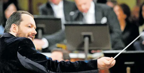  ?? [ APA/Herbert Neubauer] ?? Der sympathisc­he Kollege am Pult: Andris Nelsons verzichtet­e fast völlig darauf, die Philharmon­iker im eigentlich­en Sinn zu leiten.