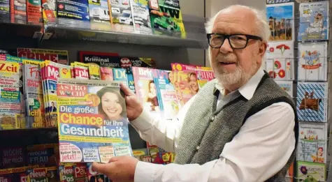 ?? Foto: Jessica Stiegelmay­er ?? Mittlerwei­le ist Hermann Hartmann, 78, ein echter Zeitschrif­ten-Experte. „Da gibt es die verrücktes­ten Kombinatio­nen“, sagt der Kioskbetre­iber.