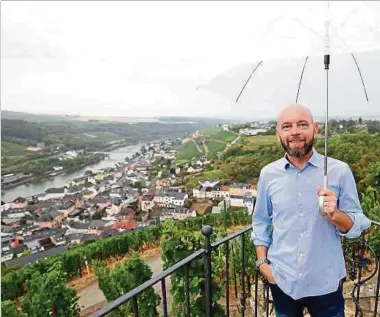  ?? Foto: Chris Karaba ?? Max Hengel auf der Koeppchen, dem Wahrzeiche­n von Wormelding­en: Hier lässt sich das Panorama weit über die Moselortsc­haft hinaus genießen, unabhängig vom Wetter.