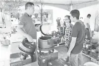  ??  ?? SALAH seorang kakitangan Mukah Engineerin­g (kiri) menerangka­n cara-cara penggunaan peralatan kepada pelanggan.