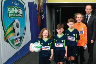  ?? DAVID FITZGERALD/SPORTSFILE ?? Martin O’Neill with Caoimhe McKane, Dylan Murray, Cameron Egan-Tormey and Katie Keane at the launch of the SportsDire­ct FAI Summer Soccer Schools