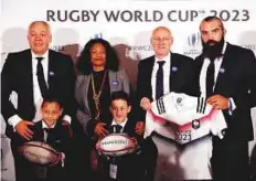  ?? Reuters ?? Members of the French 2023 bid team pose with wife and children of Jonah Lomu.