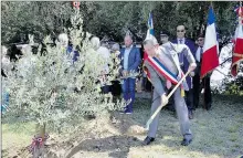  ??  ?? 1ère pelletée de terre par le maire Marc Médina