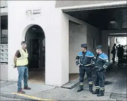  ?? IROZ GAIZKA / AFP ?? Dos policías en la entrada del edificio donde se produjo el suceso