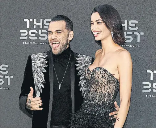  ?? FOTO: GETTY ?? Dani Alves y Joana Sanz El jugador del Paris Saint Germain volvió a vestir espectacul­ar e incluso formó parte del show posterior