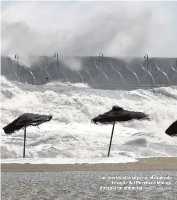  ?? EFE/RAFAEL DÍAZ ?? Las fuertes olas superan el dique de Levante del Puerto de Málaga durante un temporal//