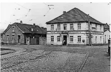  ?? FOTO: GCJZ MOERS ?? Am Jägerhof Steinschen startete die Deportatio­n am 10. Dezember 1941. Das Gasthaus wurde 1974 im Zuge des Ausbaus der Kreuzung, abgerissen.