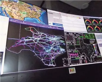  ??  ?? Un mapa muestra las líneas eléctricas del estado en el cuarto de control del Concilio de Dependenci­a de la Electricid­ad de Texas (ERCOT), el cual opera la mayor parte de la red eléctrica estatal